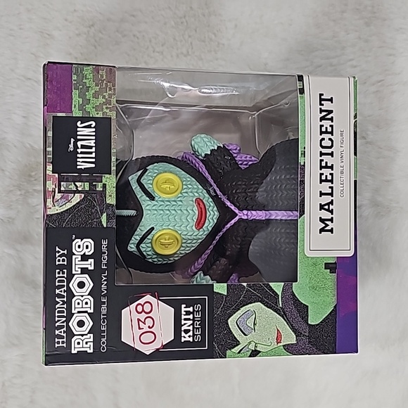 Maleficent Handmade by Robots Full Size Vinyl Figure - Picture 2 of 6
